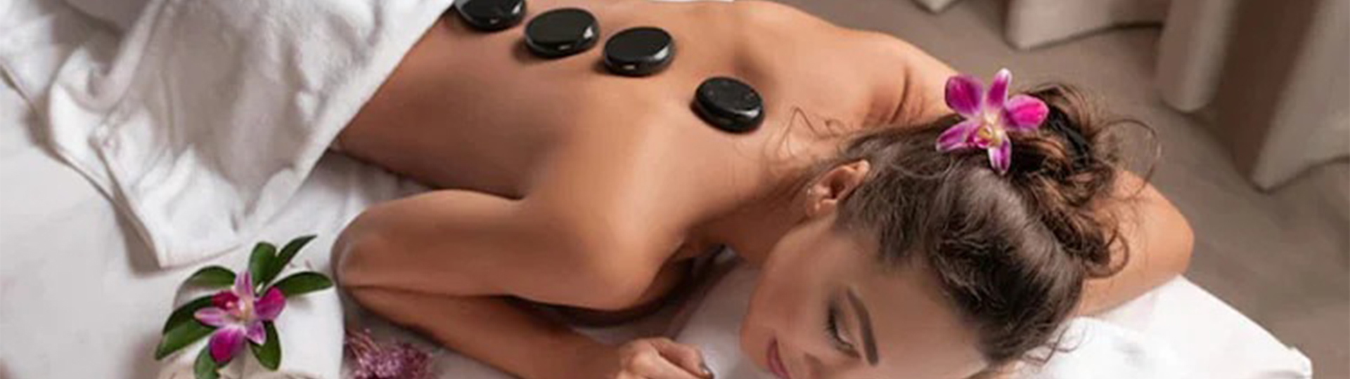 Unwind with Soothing Female Therapist Massages in Madhapur Spa
